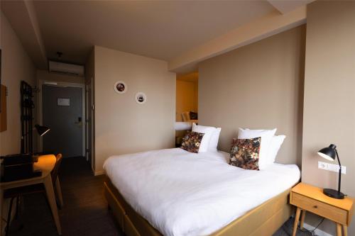1 double bed, 2 twin beds