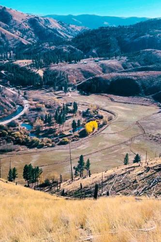 Incredible Tented Cabin with Fantastic Vistas in Conner, Montana in 達拜