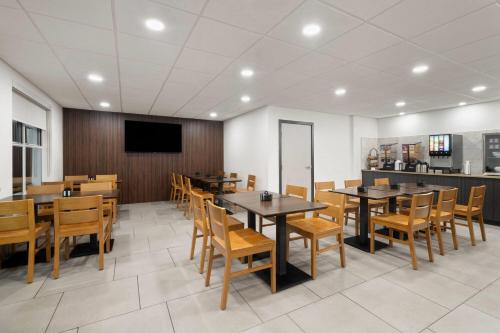 Country Inn & Suites by Radisson Charlotte I-485 at Highway 74E NC - image 5