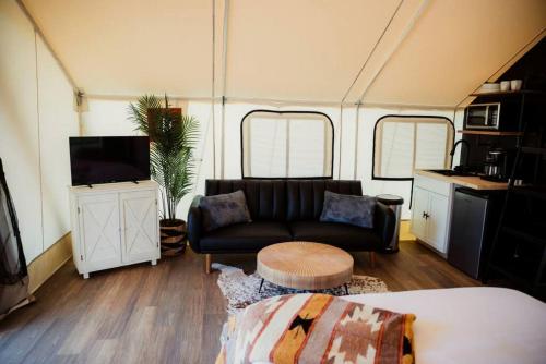 Deluxe Safari Tent with Indoor Jacuzzi in Kentucky in Blue Spring (KY)