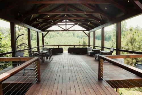 Deluxe Safari Tent with Indoor Jacuzzi in Kentucky in Blue Spring (KY)