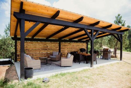 Deluxe Safari Tent with Indoor Jacuzzi in Kentucky in Blue Spring (KY)
