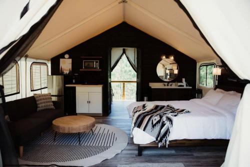 Marvelous Safari Tent with Bath Surrounded by Nature in Kentucky in Blue Spring (KY)