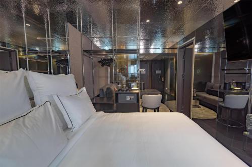 Adia Aluma Athens Curio Collection by Hilton - image 3