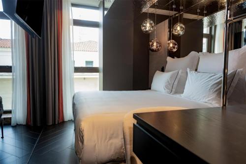 Adia Aluma Athens Curio Collection by Hilton - image 9