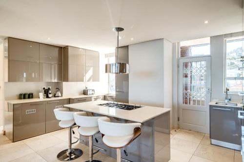 Ocean View Camps Bay 3bed Apt Beach Vistas - image 4
