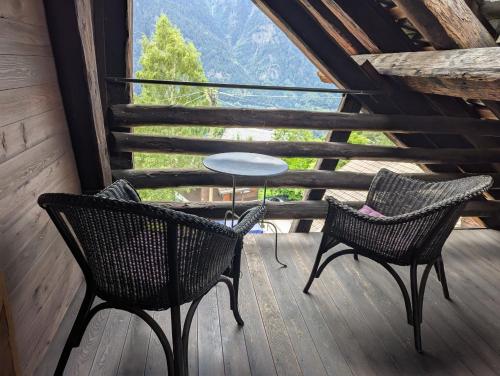 Skats, Cosy Wooden Home in the Swiss Alps in Cavagnago