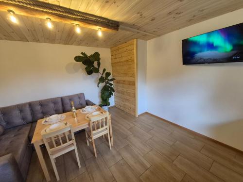 Miętowy domek z balią jacuzzi