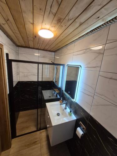 Miętowy domek z balią jacuzzi