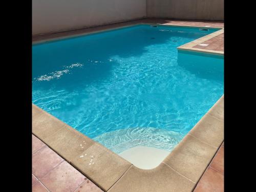 Swimming pool, Les 3 Ondes - Avec terrasse in Agde City Center