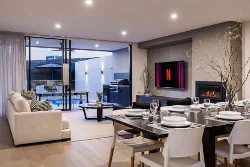 The Grey House - Luxe Entertainer with Heated Pool – khách sạn tại Dromana / McCrae