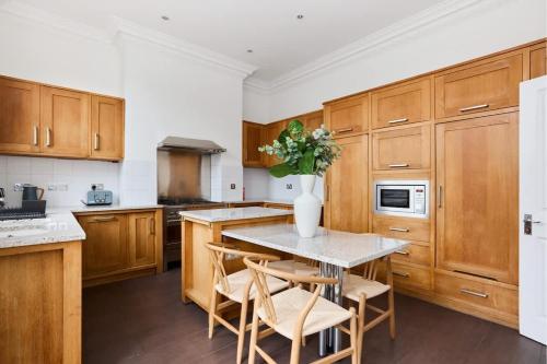 The Hampstead Getaway - Charming 5BDR Home with Conservatory, Londyn