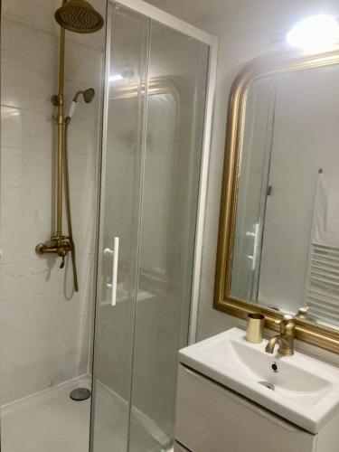 Apartment With Parking In City Center in 波爾尼謝鎮中心