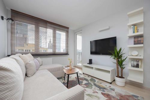 SkyView Comfortable Apartment with Balcony in the City Center by Noclegi Renters, Warschau