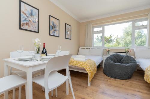 Open Mind Property -Studio Flat & Free Parking in Talbot and Branksome Woods