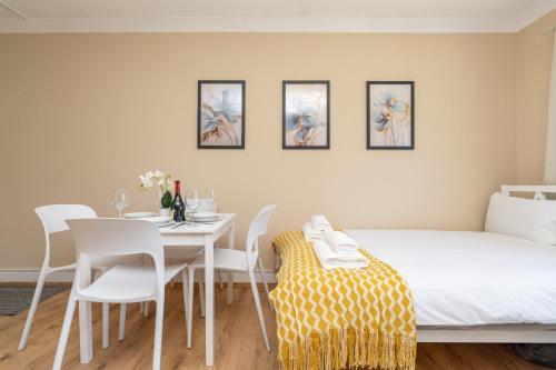 Open Mind Property -Studio Flat & Free Parking in Talbot and Branksome Woods