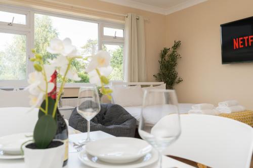 Open Mind Property -Studio Flat & Free Parking in Talbot and Branksome Woods