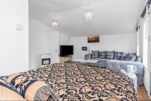 Charming Edinburgh Guest Room with Private Entrance 5 min buses to city centre