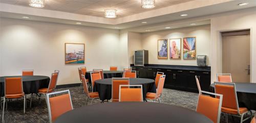 Hampton Inn and Suites La Crosse Downtown - image 4