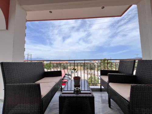 陽台/露台, Kyklamino Apartment in 盧特拉奧萊亞斯厄倫尼斯