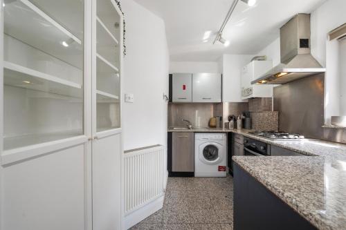 Stylish 1-Bedroom in the Heart of Soho! No Lift WD3 - image 4