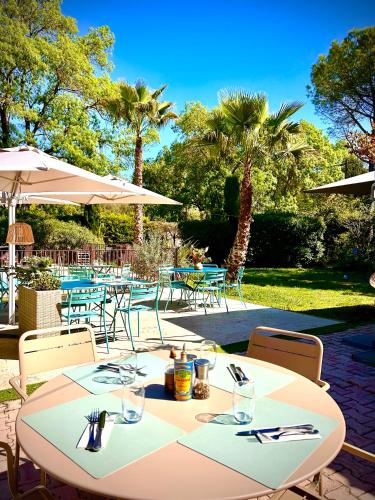Logis Hôtels La Bastide des Golfs - 레스토랑