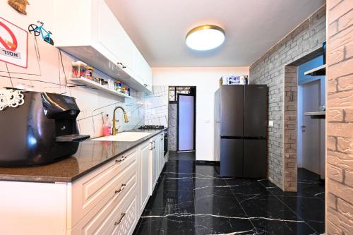 Bếp, נופש תות - דירת אירוח בלב טבריה עם ג'קוזי ספא in Trung tâm thành phố Tiberias