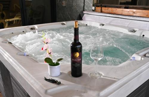 Bồn tắm nước nóng, נופש תות - דירת אירוח בלב טבריה עם ג'קוזי ספא in Trung tâm thành phố Tiberias