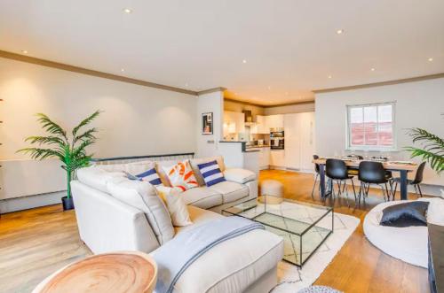 Charming 5Bed Mews Home in Kensington, Londres