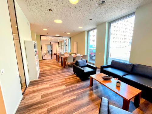 ห้องส่วนกลางสำหรับนั่งเล่น/ดูทีวี, ARISER - Luzern Kriens Business Suites in เมสเซอ