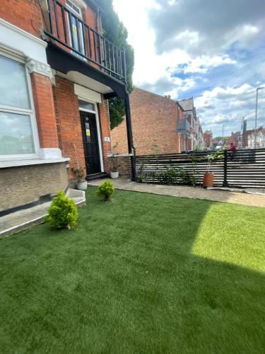 Garden, Stone Lodge 2 min Walk From Edgware Underground in Edgware