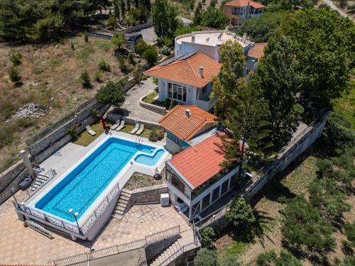 Rafkos Mansion 'Luxury Suites & Apartments' in Gorgolaini
