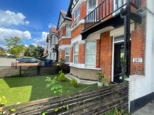 Exterior view, Stone Lodge 2 min Walk From Edgware Underground in Edgware