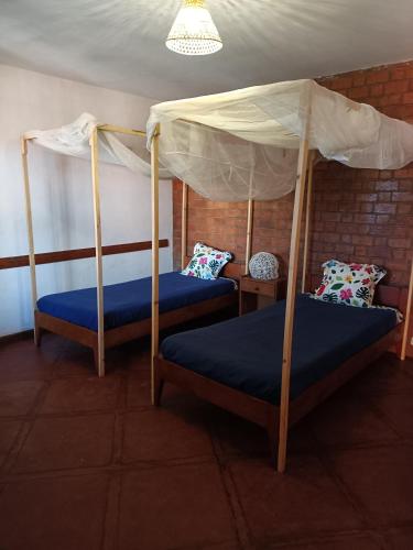 2 twin beds