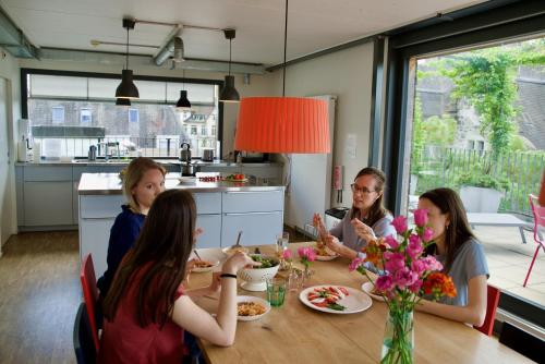 Josephine's Guesthouse - WOMEN ONLY with rooftop and community area 4