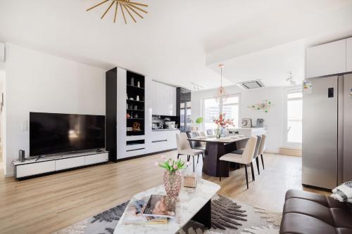 W Home - Luxury Penthouse - Sky Garden & Terrace - Free Parking - Sleeps 12, Budapest