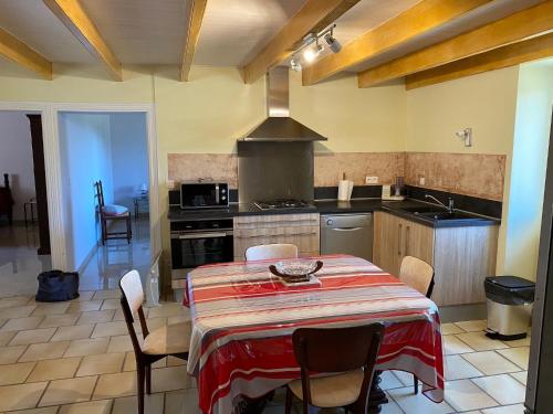 Les Tilleuls – khách sạn tại Montaigu-de-Quercy
