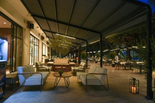 Restaurant, Zlatni Rat Beach Hotel in Brač