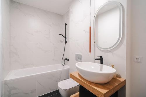 Chic 1BR with Office - Calm, Cool & Connected, Kluž (fotografie 6)