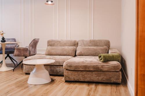 Chic 1BR with Office - Calm, Cool & Connected, Kluž (fotografie 8)