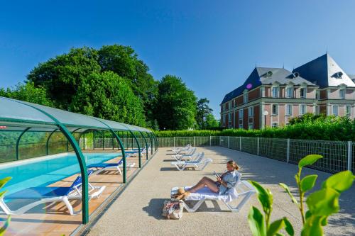 泳池, 古利亚翁弗勒尔埃特尔塔酒店 (Residence Goelia Les Portes d'Etretat) in 曼尼克维尔