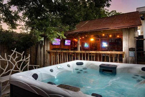 Charmed Haus - Hot tub & Pool Table