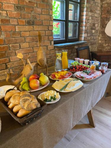 Ételek és italok, Apartament w Zabytkowej Stajni nad Jeziorem z Dostepem do Parku i Sasiedztwem XIX wiecznego Dworku M in Steklin