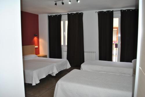 Hostal la Catedral Room Type - Quadruple Room