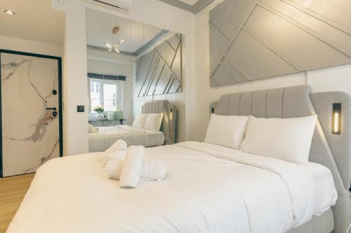 Diamond Tsakalof 17 by Zeussuites, Athens