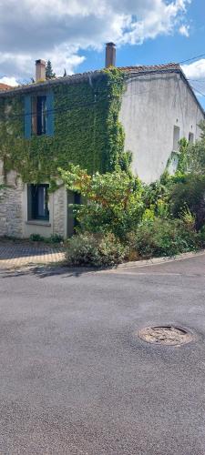 Gîte de L'estiu - Mas Montluzia – khách sạn tại Embres-et-Castelmaure