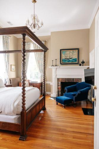 Ironclad Inn and Bourbon Room in Fredericksburg városközpont