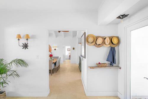 Bahari House - Luxury Oceanfront Villa with Spectacular View, Pool, Spa and Dock in George Town