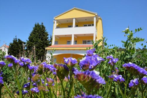 2 bedrooms, 4 beds