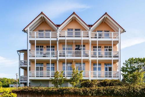 Villa Bergfrieden Ferienwohnung Nr 7 mit Schwimmbad und Saunanutzung im AHOI-Erlebnisbad Sellin in Göhren, Deutschland